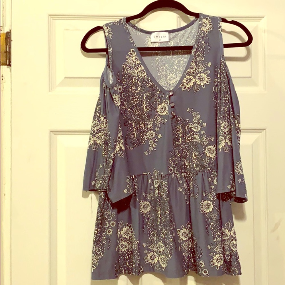 Cut out shoulder peplum top